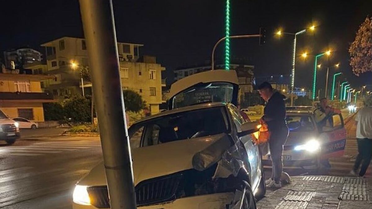 Antalya’da evine dönerken kaza yapan polis memuru hayatını kaybetti
