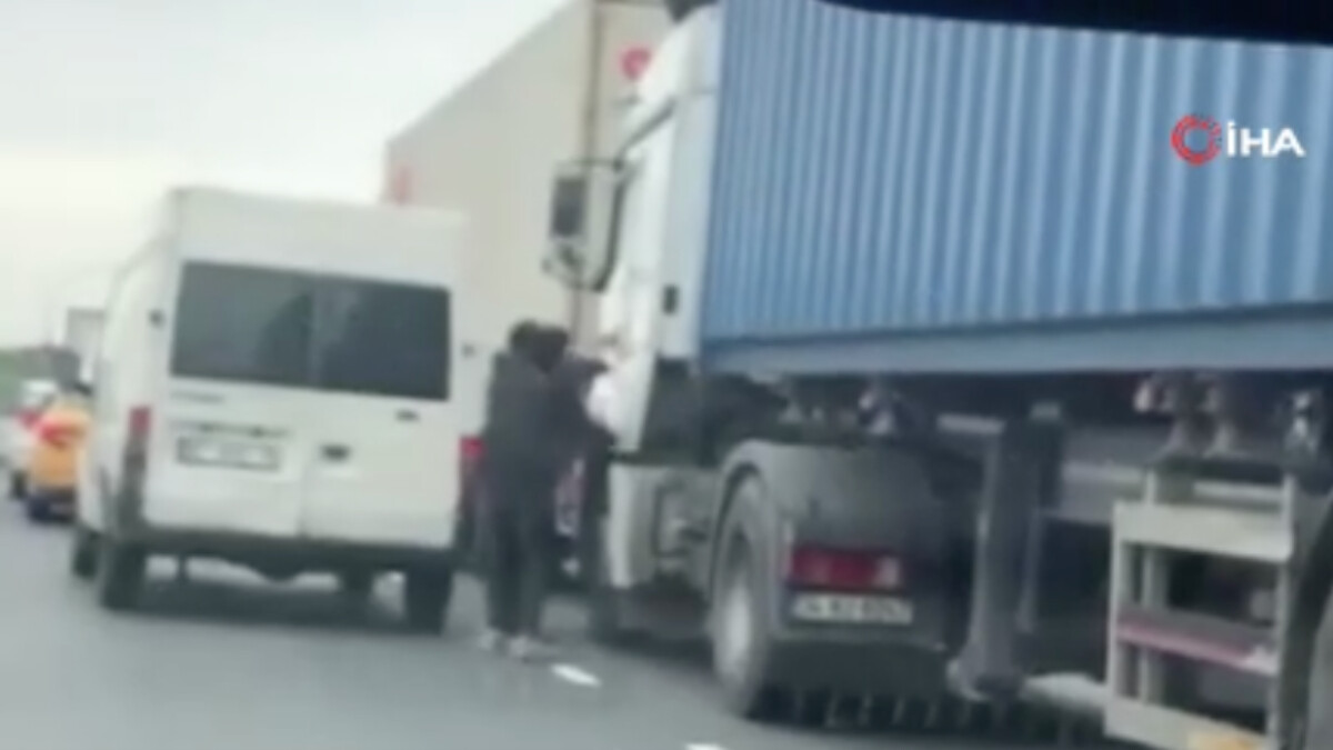 Arnavutköy’de yol verme kavgası! Tekmeler havada uçuştu