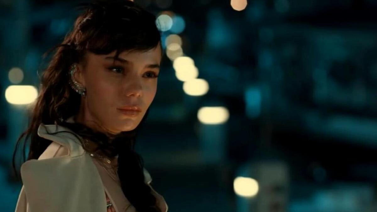 Bahar Şahin’den “yaz gelsin” pozu! Baştan sonra sırt dekoltesiyle…