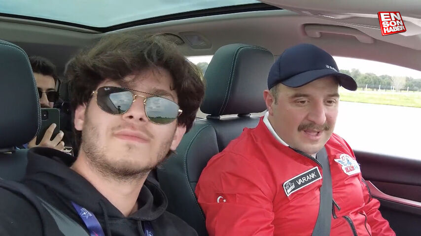 Bakan Varank, içinde gençlerin olduğu Togg ile drift attı
