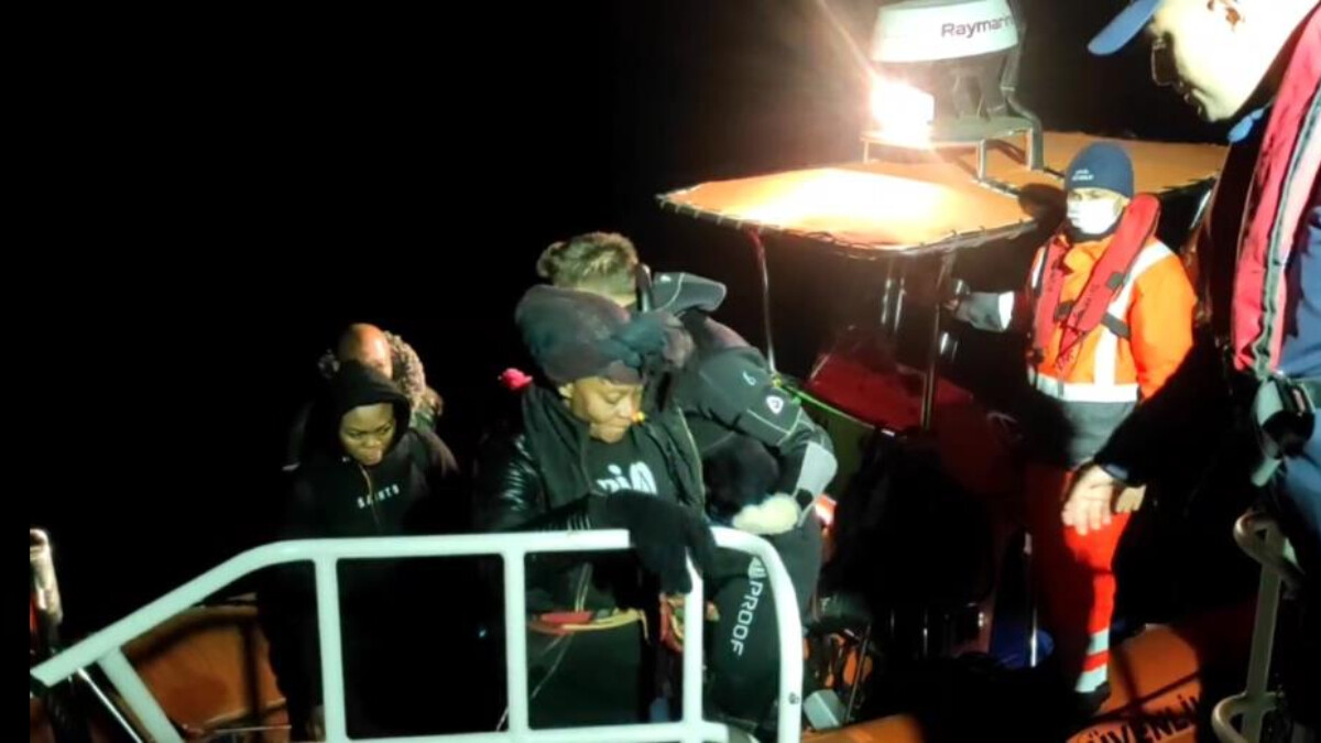 Balıkesir’de 38 kaçak göçmen kurtarıldı