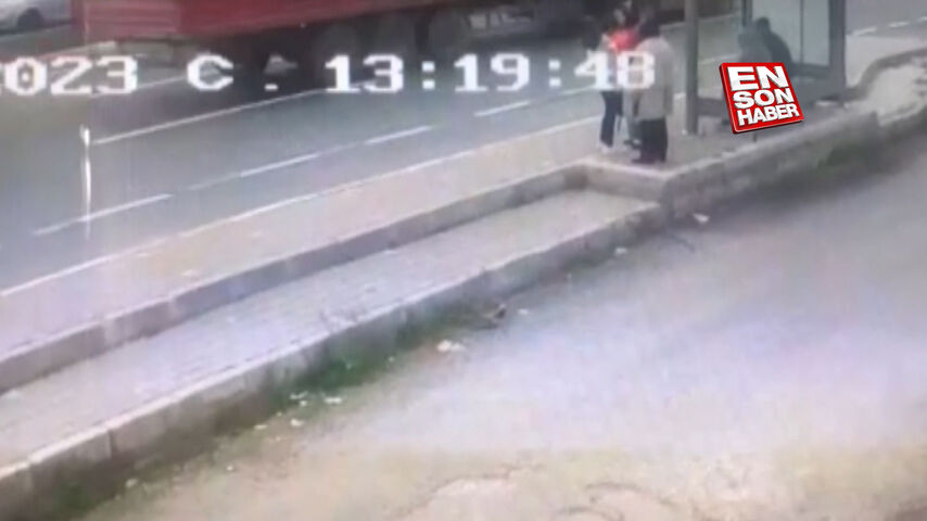 Balıkesir’de bir otomobil otobüs durağına çarptı