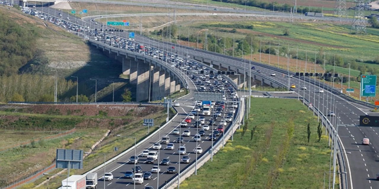 Bayram tatili bitti dönüş trafiği başladı: Yollar kilitlendi