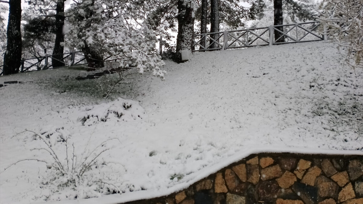 Bolu’da mayıs ayına girerken kar yağdı
