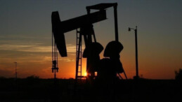 Brent petrolün varil fiyatı bir günde 81,36 dolardan, 77,72 dolara geriledi