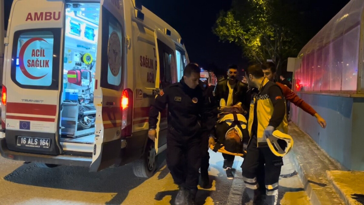 Bursa’da çekici paletlerinin üzerine çıkan araç takla attı