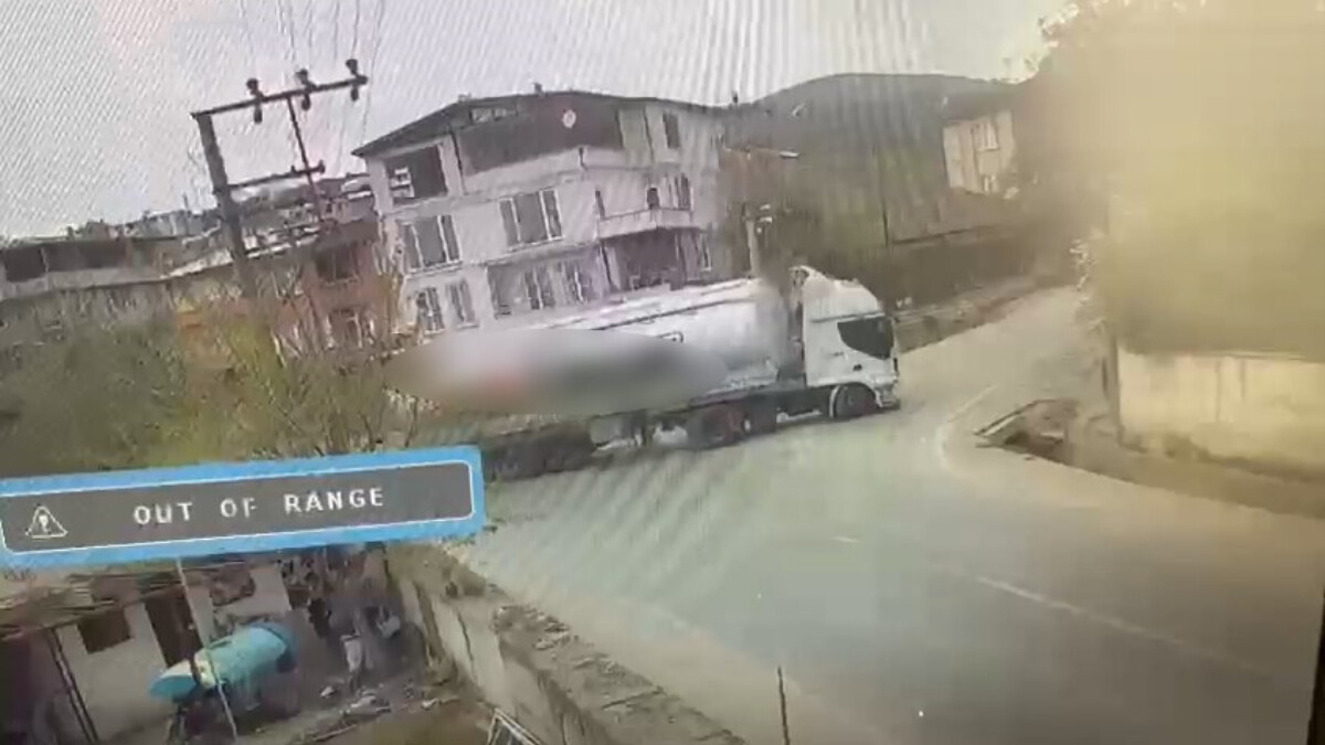 Bursa’da civciv yemi yüklü tır devrildi