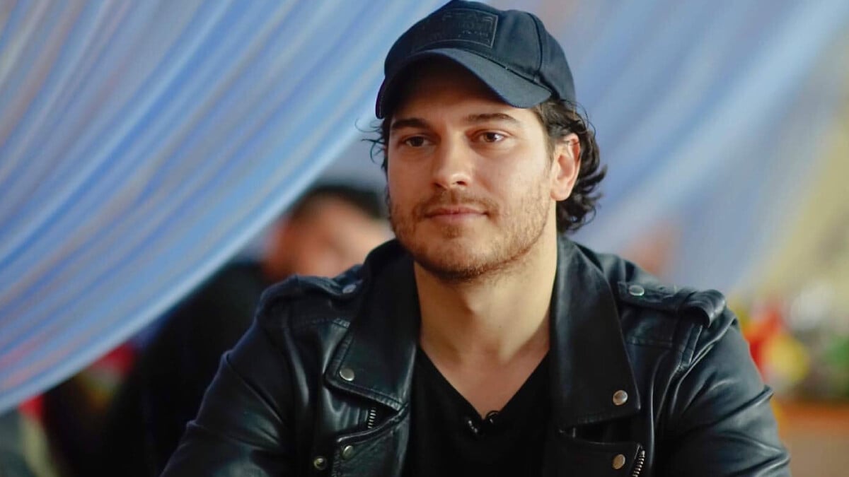 Çağatay Ulusoy’un bir de kardeşine bakın! Gören hayran kalıyor “Karizma genetik”