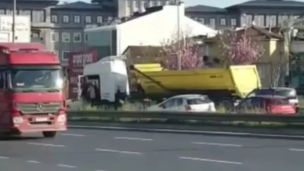 Çekmeköy’de otobüs şoförü ve kamyon sürücünün sopalı yol verme kavgası