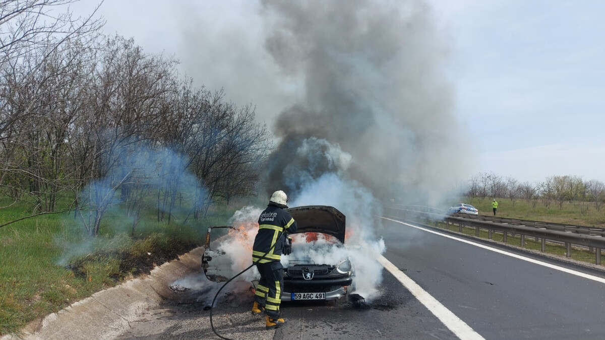 Çorlu’da tamirden çıkan araç yandı