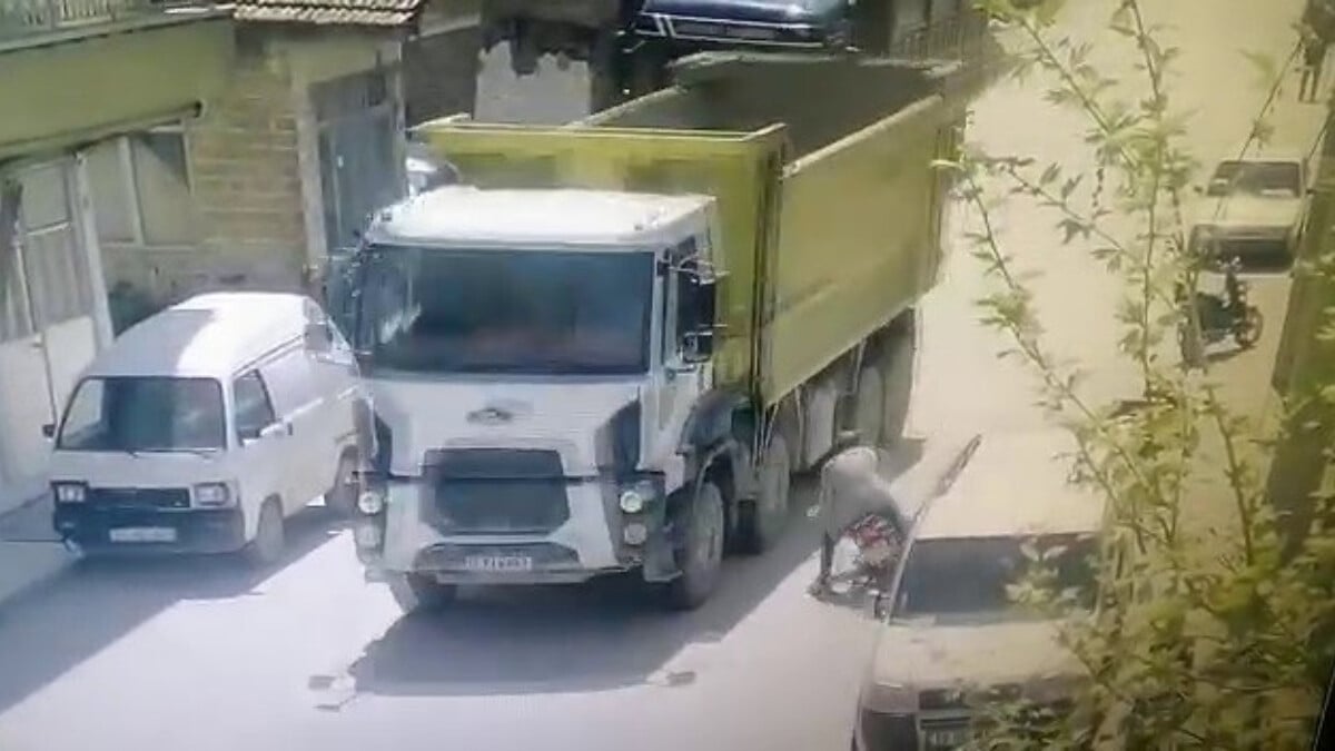 Çorum’da motosikletlinin kamyonun altında can verdiği feci kaza kameraya yansıdı
