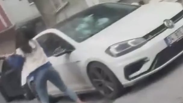 Daha önce tartıştığı kişinin otomobiline sopa ile saldırdı
