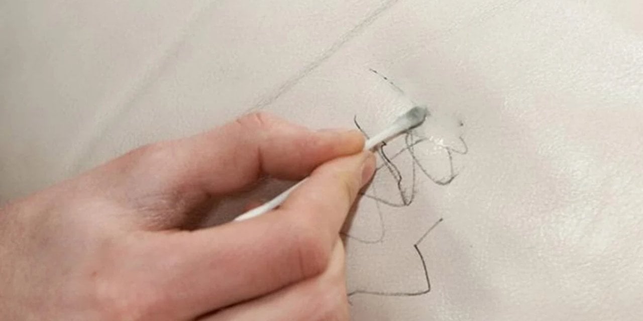 Deri koltuklardan ve deri yüzeylerden tükenmez kalem lekesi nasıl çıkar? İşte çözüm önerileri…