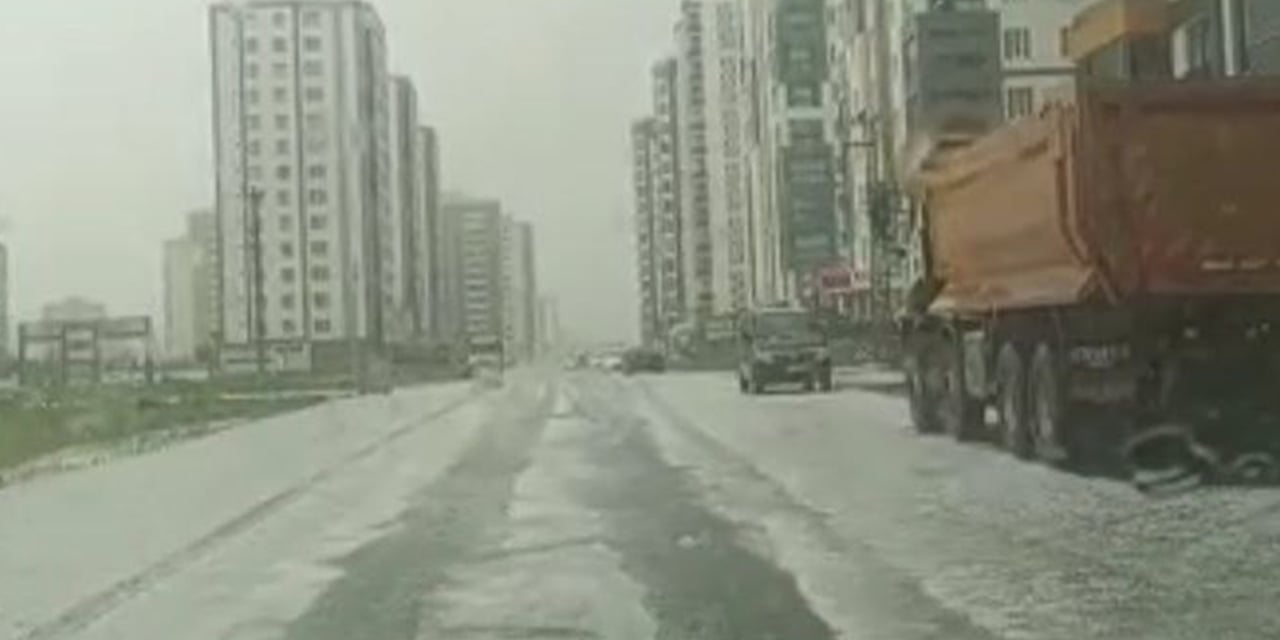 Diyarbakır’ı dolu vurdu, beyaza büründü