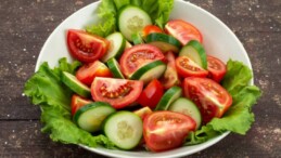 Domates ve salatalığı birlikte tüketenler dikkat! Bununla karşılaşabilirsiniz…