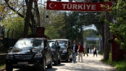 Edirne sınırında Yunanlıların uzun kuyruğu: Türkiye’yi seviyorum