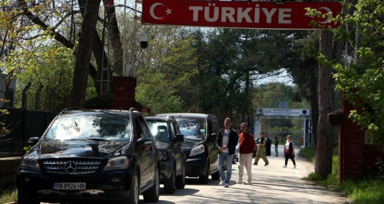 Edirne sınırında Yunanlıların uzun kuyruğu: Türkiye’yi seviyorum