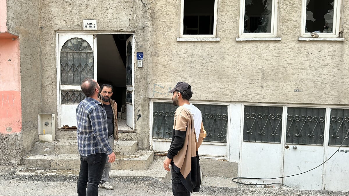 Elazığ’da hasarlı binanın penceresini sökerken yere çakıldı