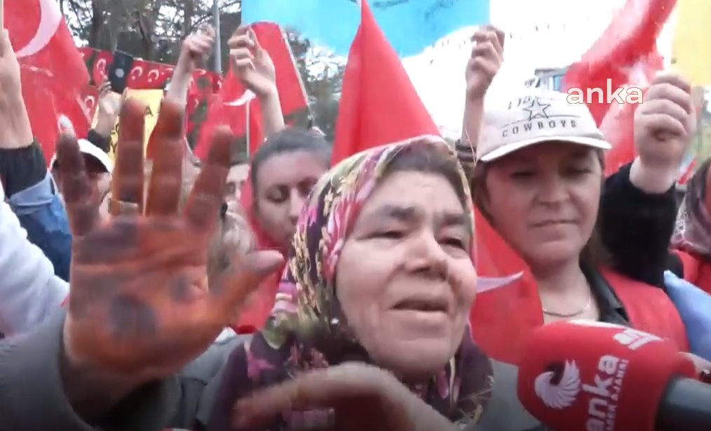 Elini kınalayarak Kılıçdaroğlu’nun mitingine geldi: İnşallah olacak ve sevgi anlamına geliyor