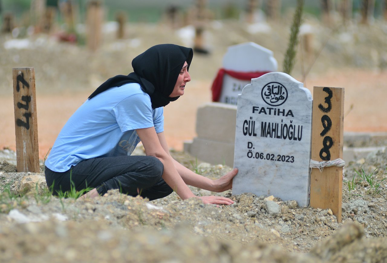 En Acı Bayram… Hatay’da Deprem Mezarlıklarında Acı Dolu Bayram Ziyareti