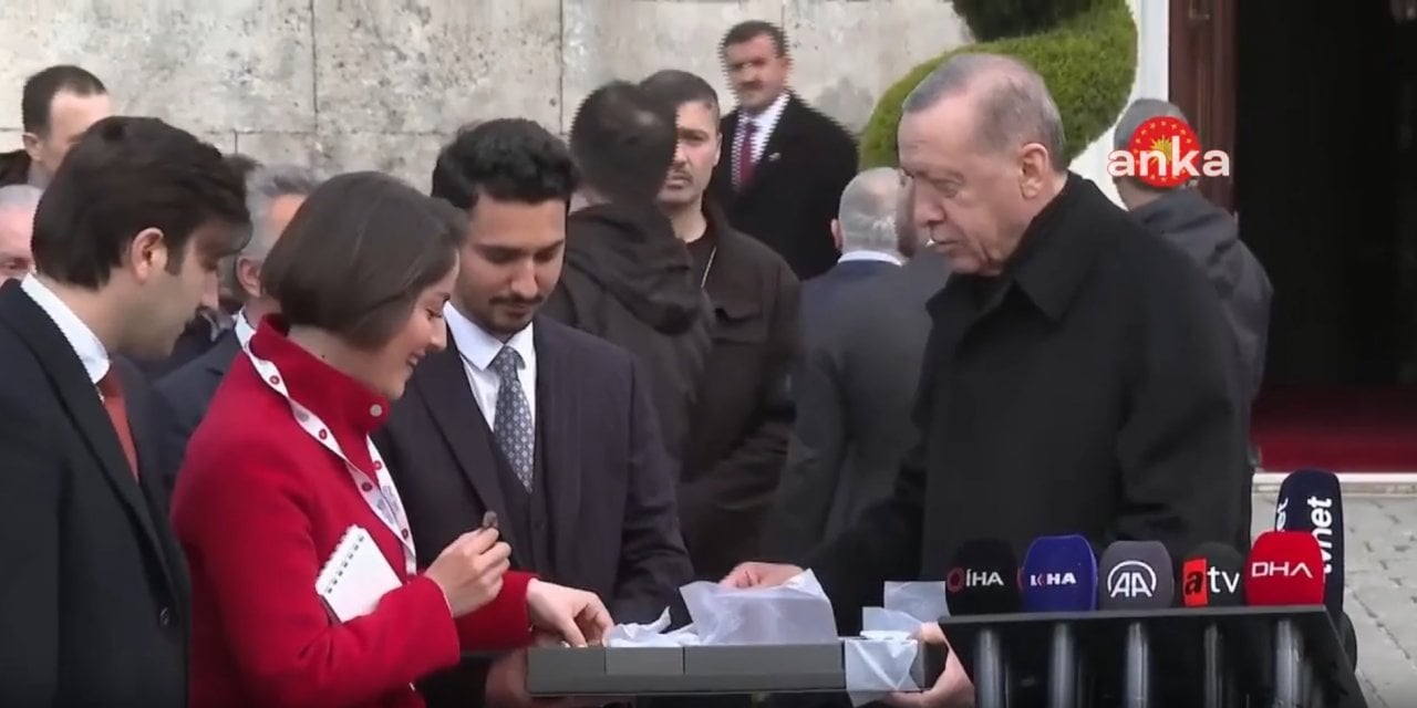 Erdoğan’dan gazetecilere ‘bitter’ ve ‘sütlü’ çikolata ikramı: “Kız, gel gel, bunu her yerde bulamazsın”