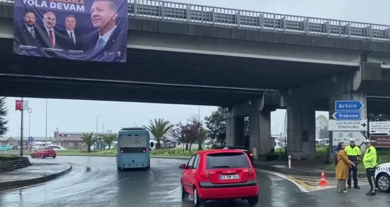 Erdoğan’ın mitingi öncesi CHP’nin afişleri söküldü