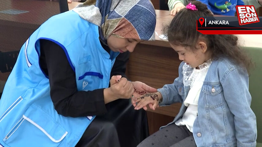 Faslı Diyanet gönüllüsü, depremzede çocuklara Fas kınası yakıyor