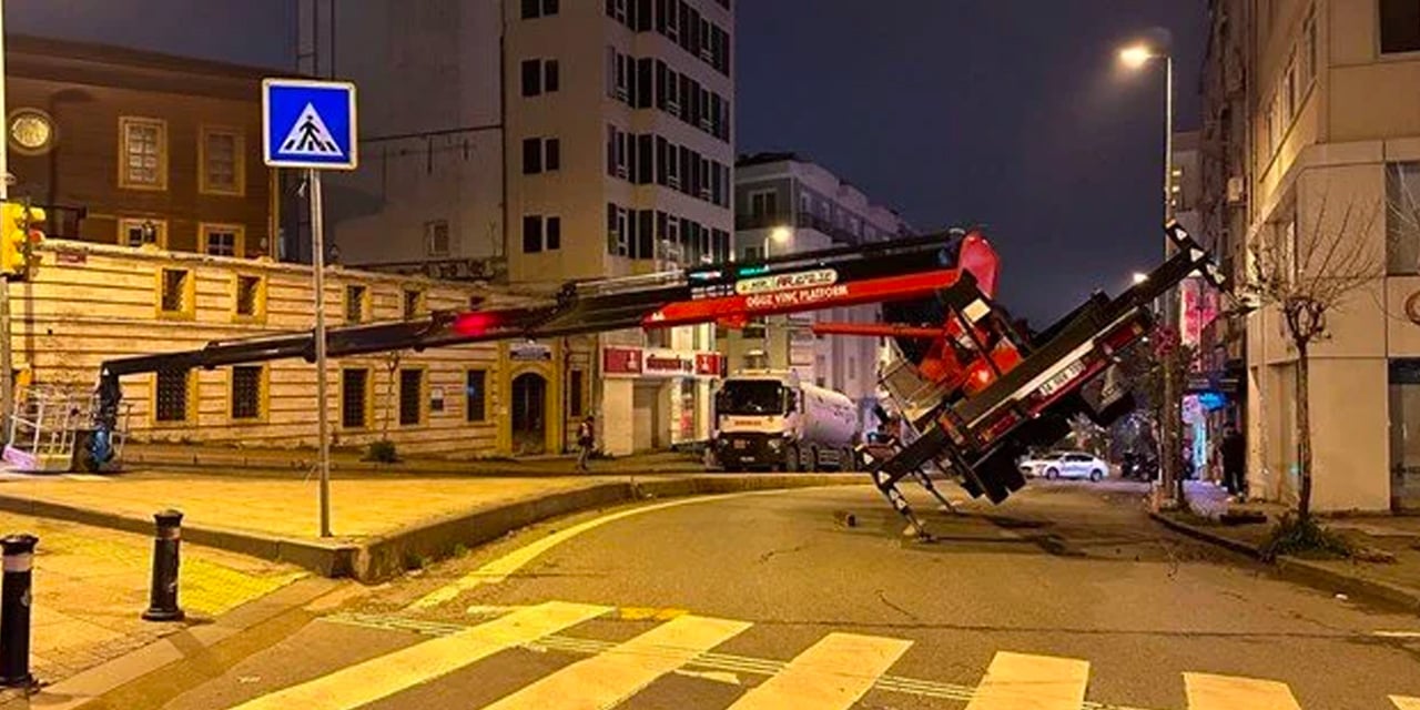 Fatih’te sepetli vinç yola devrildi: 2 yaralı