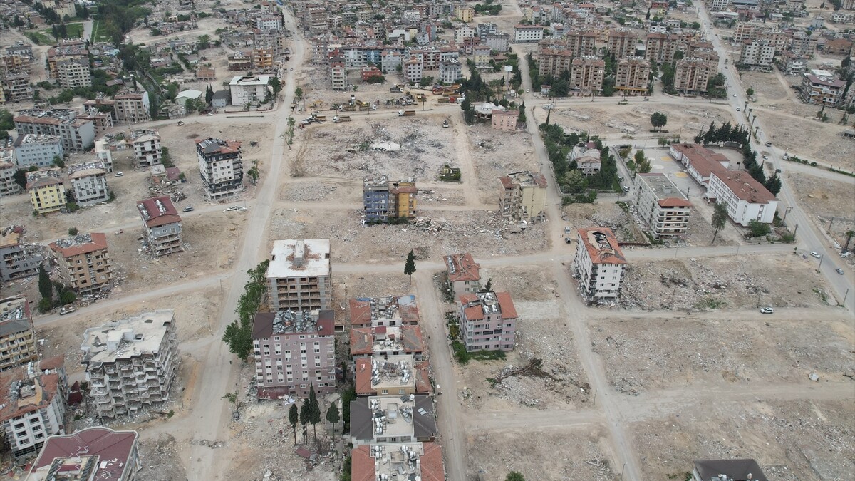 Hatay’da 79 mahallede bina yıkım ve enkaz kaldırma çalışmaları sürecek