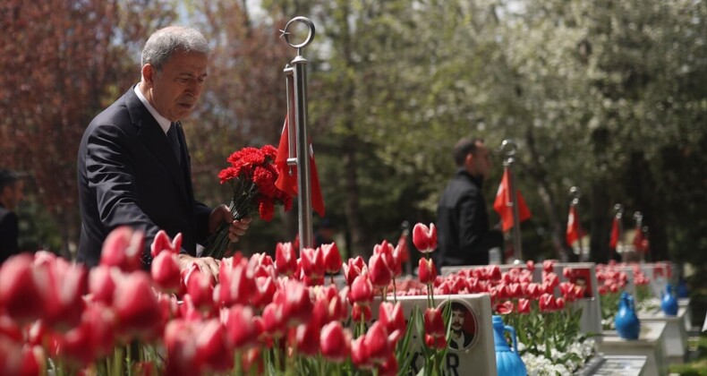 Hulusi Akar’dan Millet İttifakı’na: ‘Terörle birlikte yürüyüp aynı otobüse biniyorlar’