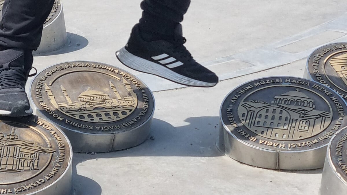 İBB, İstanbul’un cami motiflerini zemine yerleştirdi