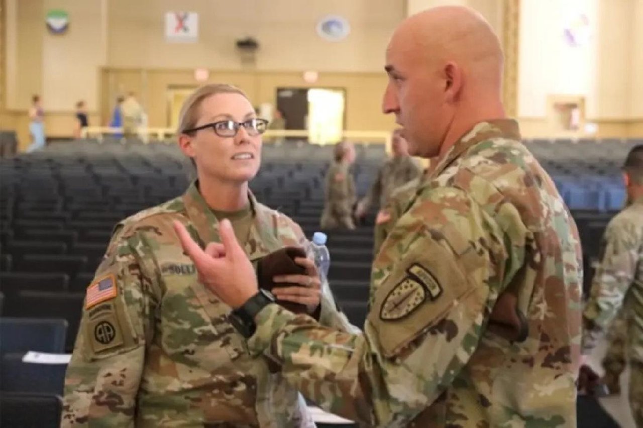 İçki içip erkek askerleri “zorla öpen” kadın komutan hakkında soruşturma başlatıldı