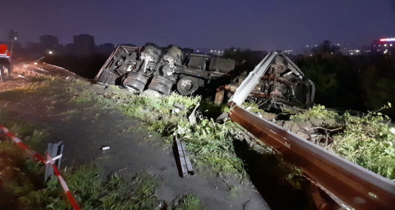 İstanbul Başakşehir’de devrilen kamyonun otoyola düşmesini engellemek için halatlı önlem