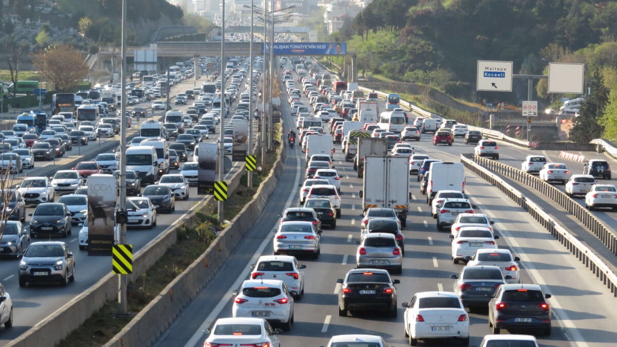 İstanbul’da ara tatil ve bayram sonrası haftanın ilk iş günü trafik yoğunluğu yaşanıyor