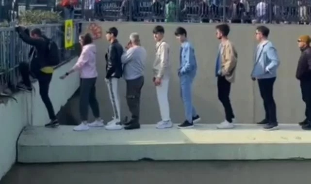 İstanbul’da izdihamdan kaçmak isteyenler duvara tırmandı