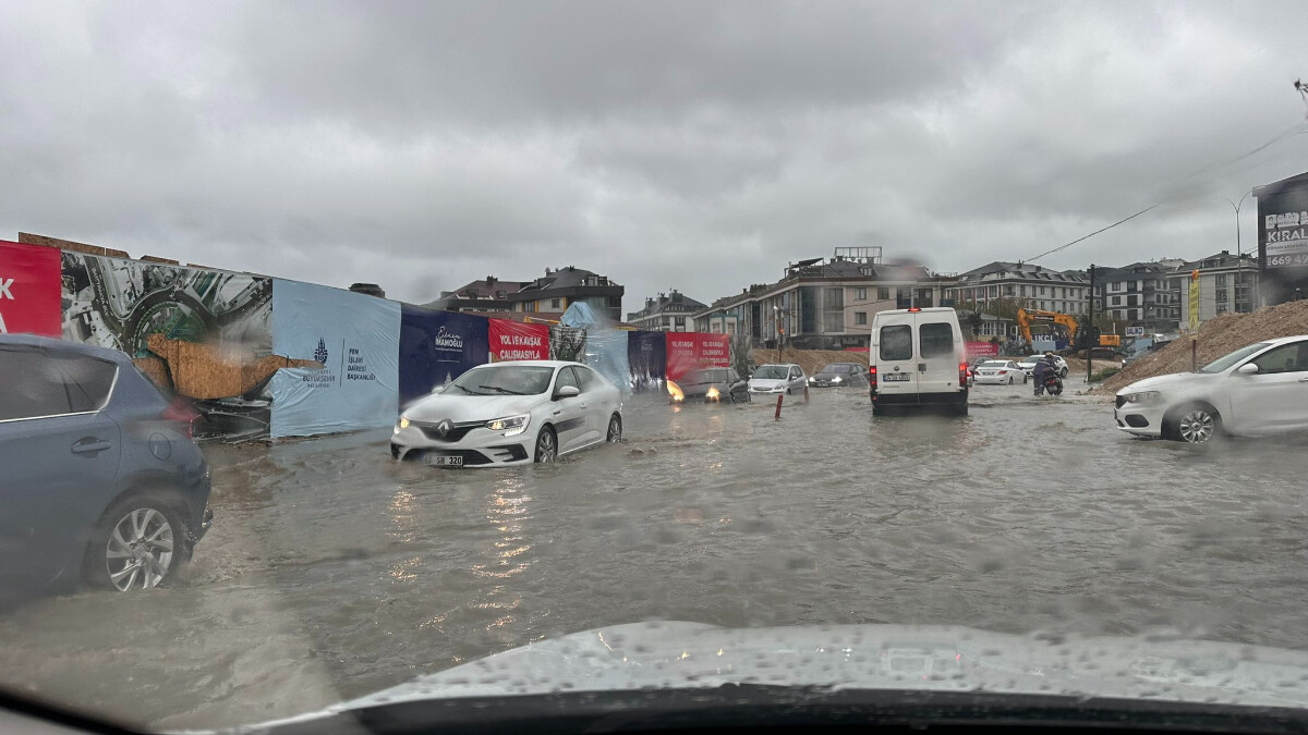 İstanbul’da sağanak yağış kenti göle çevirdi