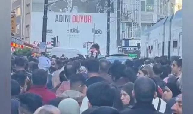 İstanbul’da vatandaş kalabalık arasında bebek arabasını böyle taşıdı