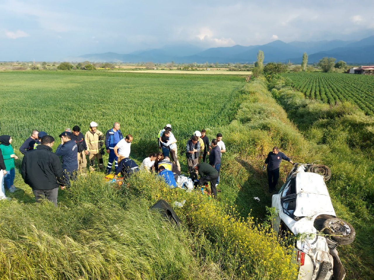 İzmir’de takla atan otomobildeki öğretmen hayatını kaybetti