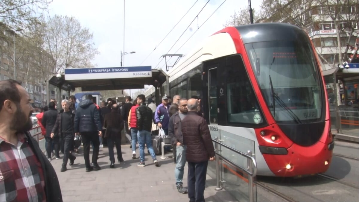 Kabataş-Bağcılar tramvay hattında arıza sonrası durakta yoğunluk oluştu