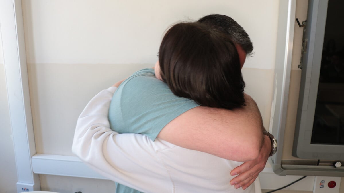 Kahramanmaraş’ta babadan depremzede kıza babasından sürpriz