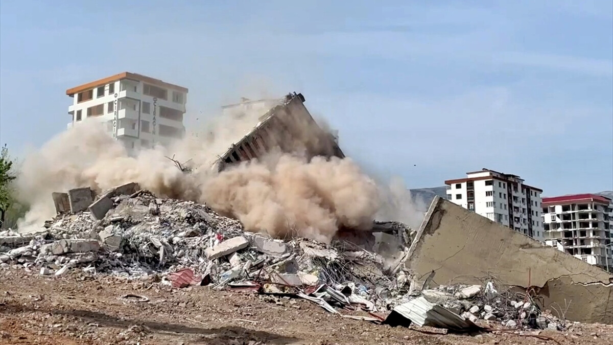 Kahramanmaraş’ta Ebrar Sitesi’nin kontrollü yıkımı sürüyor