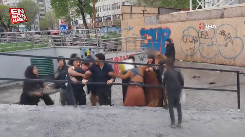 Karaköy’de kağıt toplayıcısı iki grubun turistlerden para kapma kavgası