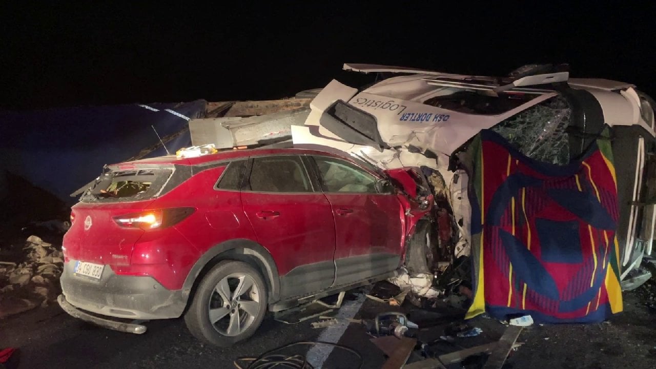 Karşı şeride geçip devrilen TIR’a cip çarpıştı: 2 ölü 4 yaralı