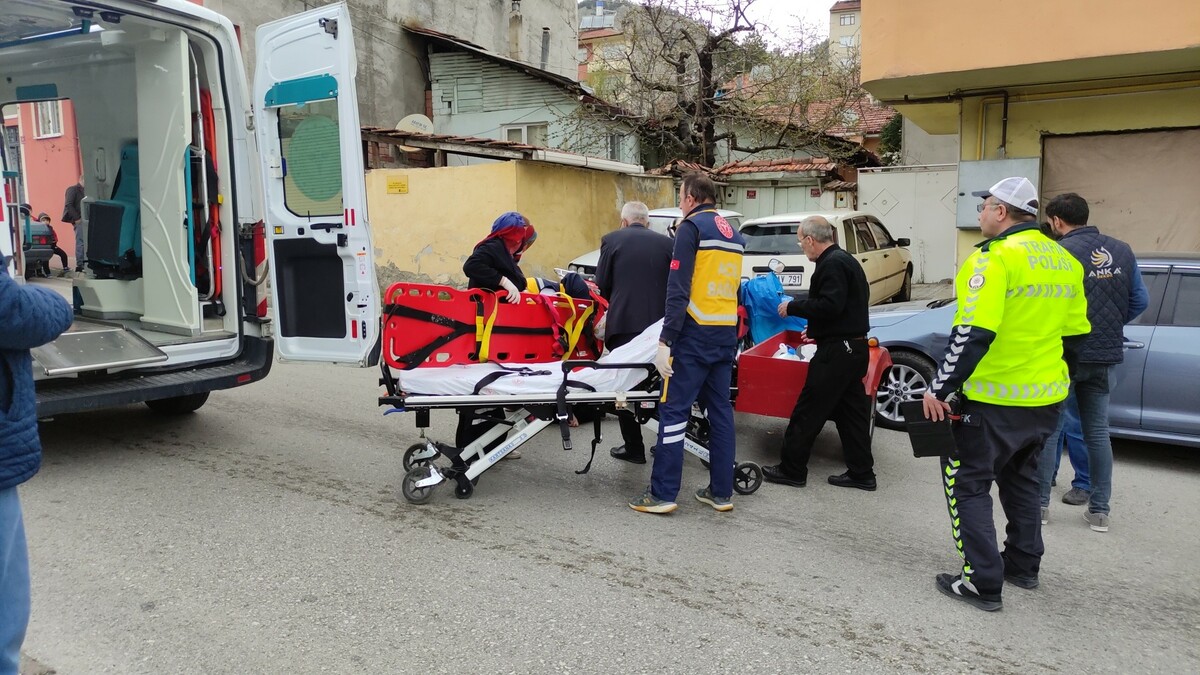 Kastamonu’da motosiklet park halindeki otomobile çarptı: 3 yaralı