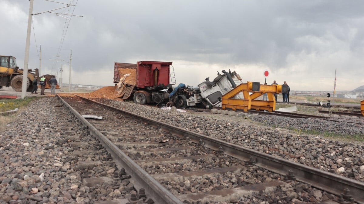 Kayseri’de lokomotifin çarptığı tırın sürücüsü yaşamını yitirdi