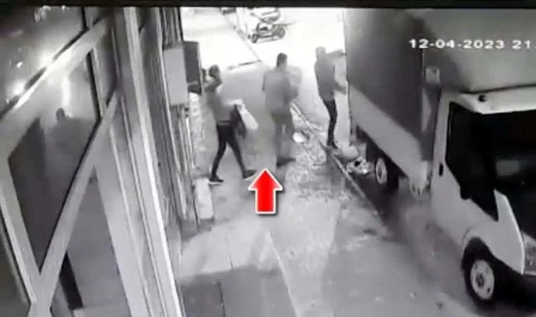 Kendisinin olduğunu söyleyerek ağır hasarlı binadaki eşyaları taşıtıp çaldı