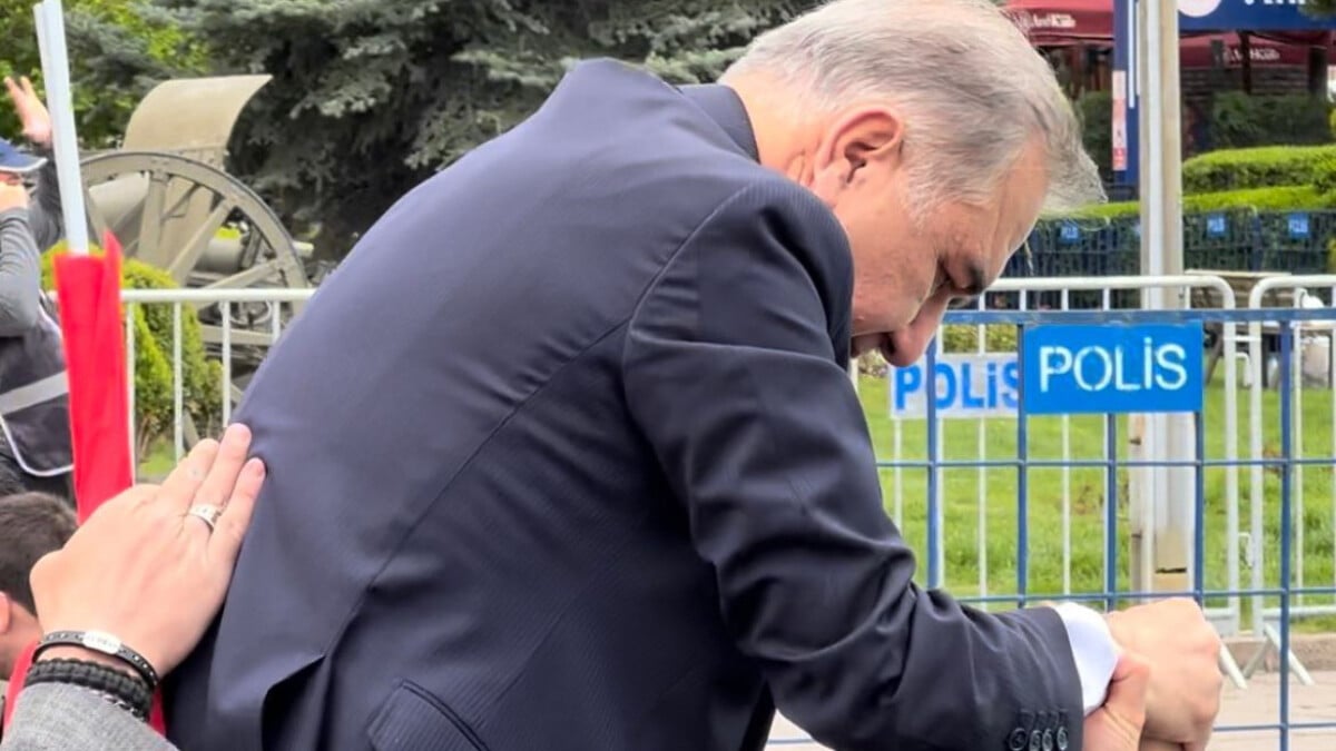 Kılıçdaroğlu mitinginde İyi Partili’li vekil adayının ilginç anları! Bariyere çıktı…