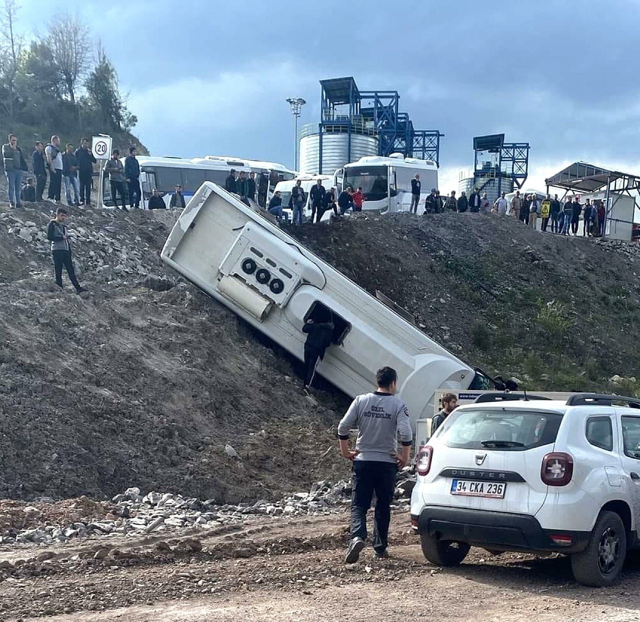 Manisa’da maden işçilerini taşıyan servis minibüsü devrildi: 6 yaralı