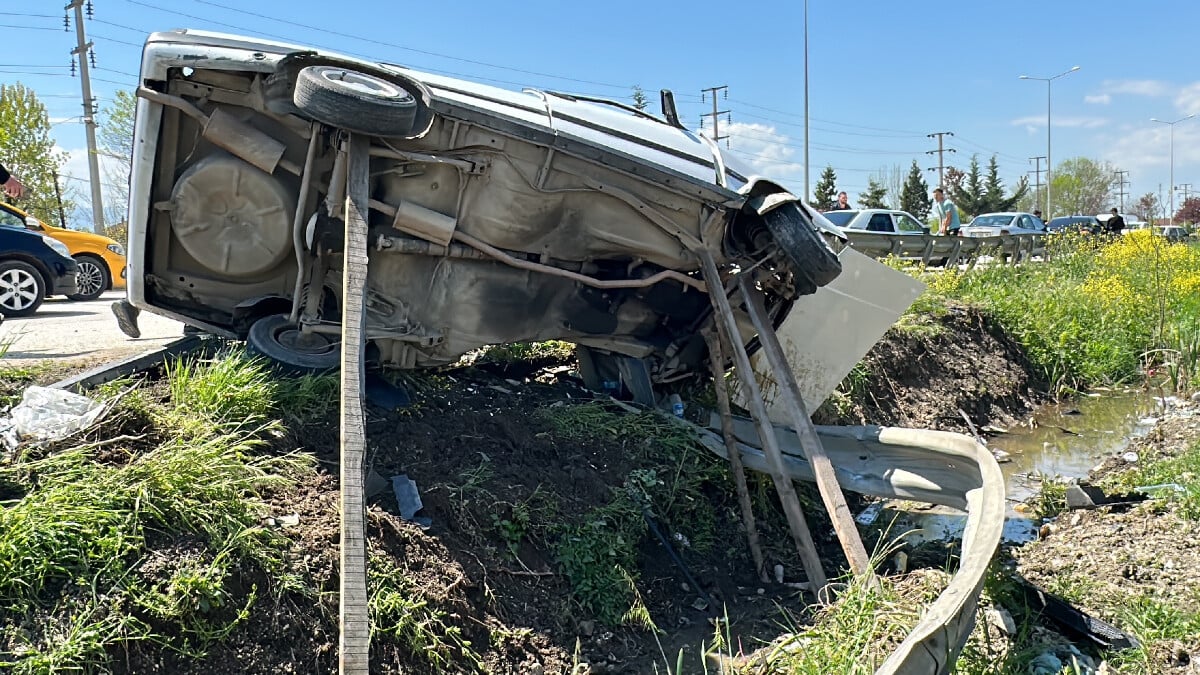 Masterchef Yağız Özçelik’in aracı bariyerlere saplandı