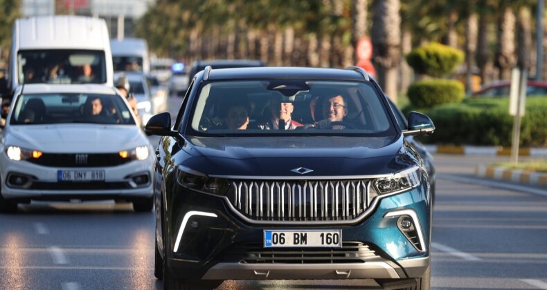 Mehmet Kasapoğlu, İzmir’e altın madalyalarla dönen sporcuları Togg ile karşıladı